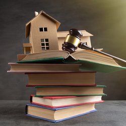 Huis op boeken door Sensay (bron: Shutterstock)