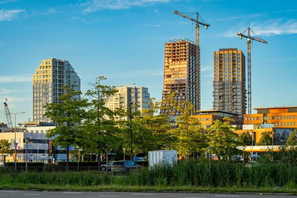 Nieuwbouw woningen in Amsterdam Zuidoost door Milos Ruzicka (bron: Shutterstock)