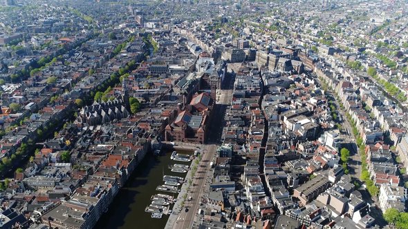 Luchtfoto Damrak, Amsterdam door GLF Media (bron: Shutterstock)