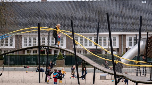 Een speeltuin in Amsterdam tijdens de corona-uitbraak 2020 door Dutchmen Photography (bron: shutterstock)