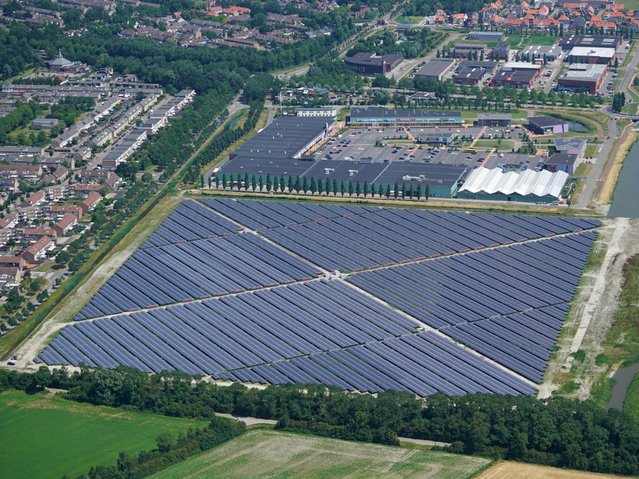 Solarpark De Mortiere. door Aerovista Luchtfotografie (bron: shutterstock)