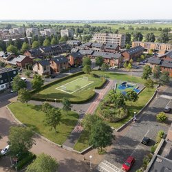 Luchtfoto van wijk in Alphen aan den Rijn door Robin Dessens (bron: Shutterstock)