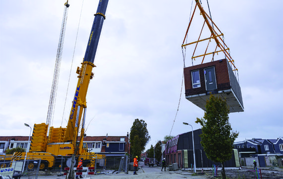 Fabriekswoning aan de hijskraan door Parteon (bron: Parteon)