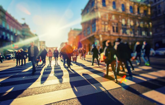 Menigte mensen op straat door BABAROGA (bron: shutterstock.com)