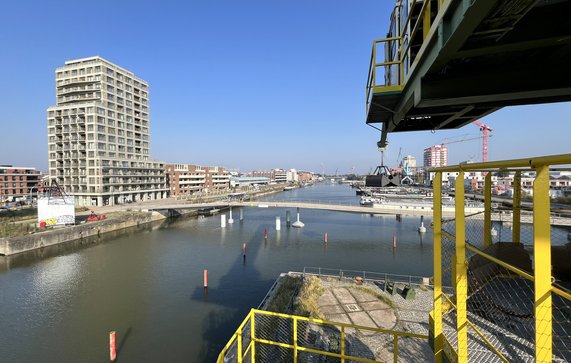 Uitzicht vanop een oude kraan op de Matadibrug en het ontwikkelingsproject Stapelplein (linkerzijde). door Thomas Machiels (bron: Thomas Machiels)