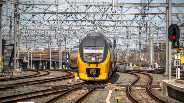 NS trein op spoor door Laura Fokkema (bron: Shutterstock)