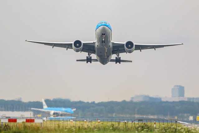 Opstijgend vliegtuig vanaf Schiphol Amsterdam door JHcreative (bron: Shutterstock)