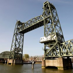 Monumentale Koningshavenbrug ("De Hef") in Rotterdam door Laurens Jobse (bron: Shutterstock)