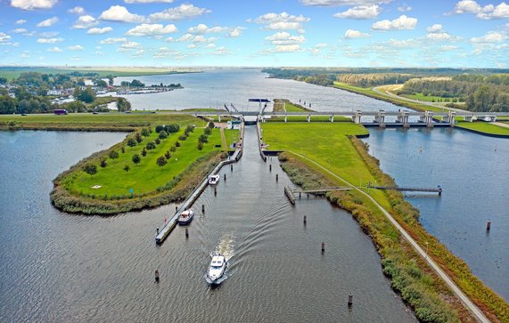 Aerial from the sluice at Nijkerk in the countryside from the Netherlands door Steve Photography (bron: Shutterstock)