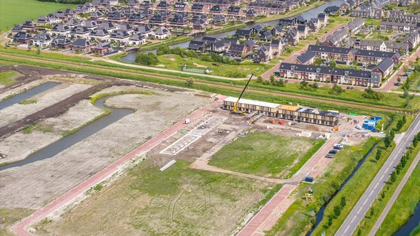 Luchtfoto van een woningbouwproject in aanbouw in een Nederlandse voorstad door Thomas Roell (bron: Shutterstock)