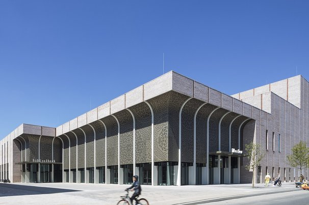 Nieuwe pand Theater Zuidplein door TheaterZuidplein (bron: Wikipedia Commons)