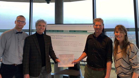 Overhandiging handreiking aan stichting CAS door Stichting CAS (bron: Stichting CAS)