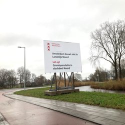 Bord grondspeculatie Amsterdam Noord door Joost Zonneveld (bron: Gebiedsontwikkeling.nu)