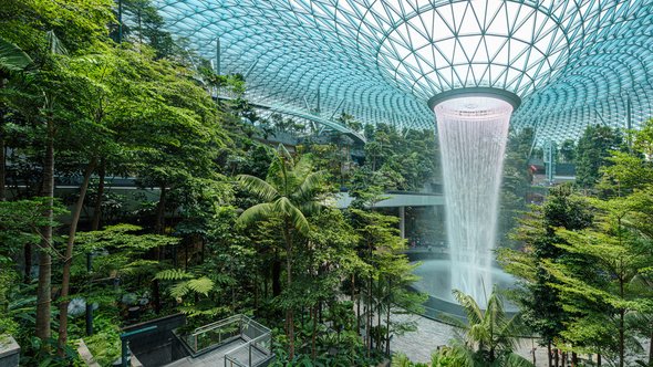 Jewel Changi vliegveld in Singapore door Em Campos (bron: Shutterstock)