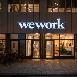 Werkplekken bij WeWork in Amsterdam door Matt Rakowski (bron: Shutterstock)