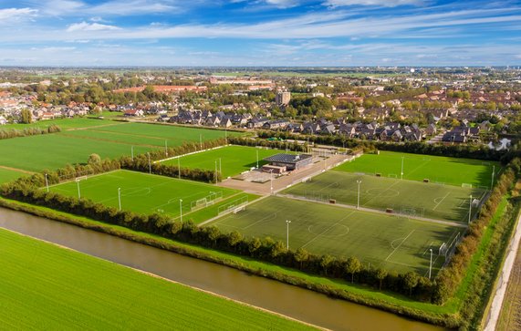 Weiland en voetbalvelden aan de rand van Waddinxveen door KiwiK (bron: Shutterstock)