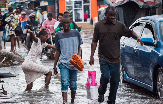 Overstroomde wegenm Nigeria door Tolu Owoeye (bron: Shutterstock)