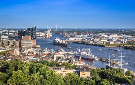 Haven in Hamburg door powell'sPoint (bron: shutterstock.com)