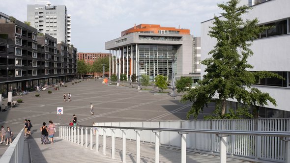 Plein 1992 plein met het 'Centre Ceramique', een openbare bibliotheek in Maastricht met meerdere expositieruimtes, gezien vanaf de trappen van de Hoge Brug door Henk Vrieselaar (bron: Shutterstock)