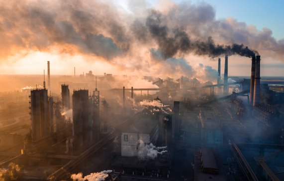 Fabriek in stad door TR STOK (bron: shutterstock.com)