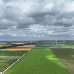 Luchtfoto polderlandschap met windmolens door Arun Viswam (bron: Shutterstock)