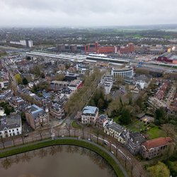 Luchtfoto spoorzone Zwolle door Remke Luitjes (bron: Shutterstock)