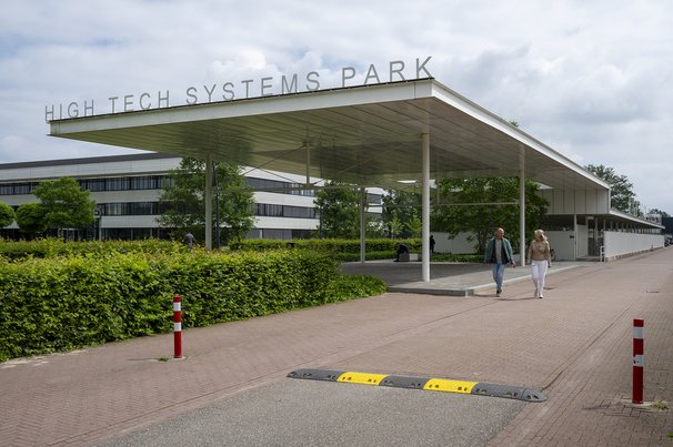 Entreegebouw High Tech Systems Park door Nadine van den Berg (bron: MooiNL)