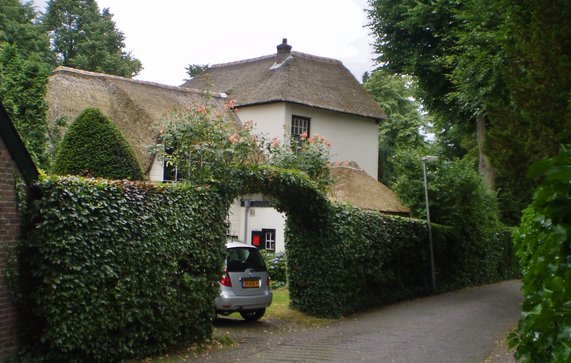 Wonen aan de Schoolpad in Laren door Tulp8 (bron: Wikimedia Commons)