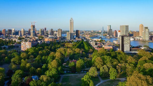 Zicht op Rotterdam vanaf de Euromast door Alexandre.ROSA (bron: Shutterstock)