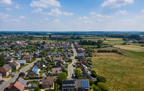 Woonwijk in Oost-Vlaanderen door evoPix.evolo (bron: Shutterstock)