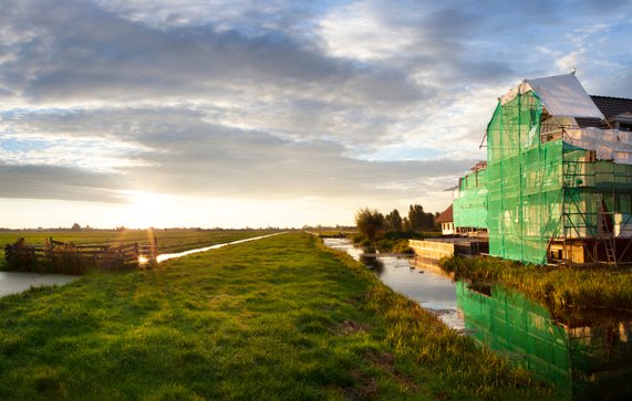 Bouwplaats in de polder door Peter de Kievith (bron: Shutterstock)