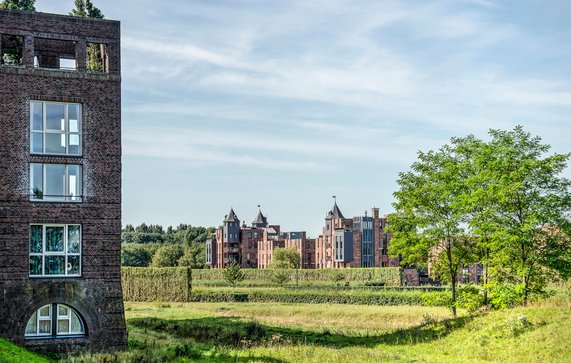 Uitzicht vanaf landgoed Kasteel Haverleij over de groene omgeving richting naastgelegen kasteel Lelienhuyze door Frans Blok (bron: Shutterstock)