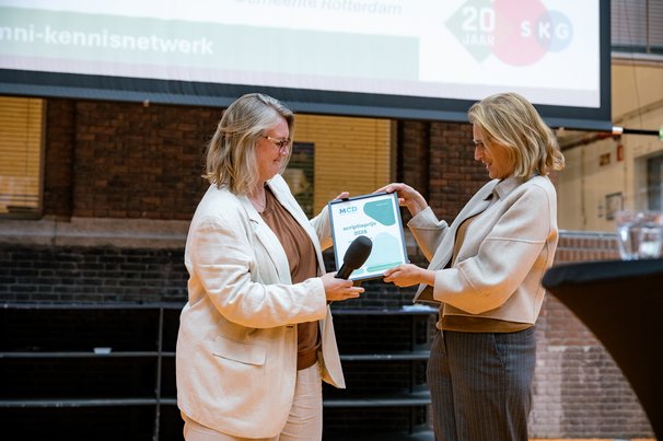Uitreiking MCD-scriptieprijs door de minister door Annelies van 't Hul (bron: Stichting Kennis Gebiedsontwikkeling)