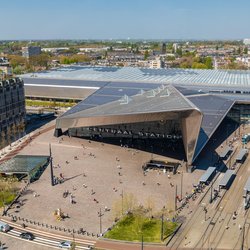 Rotterdam Centraal Station - plein door Uwe Aranas (bron: Shutterstock)