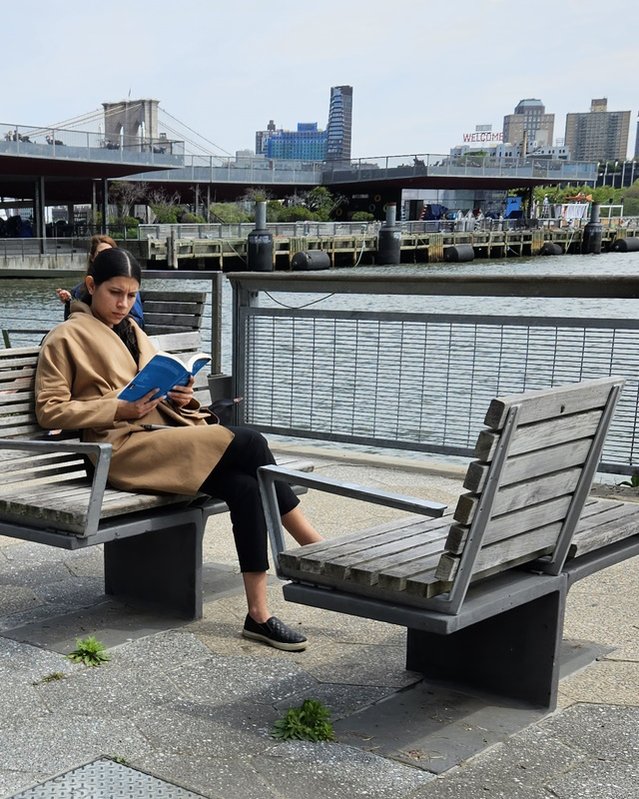 South Street / East River Greenway vrouw leest een boek door Lex de Jong (bron: Urban Boost)