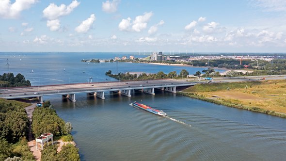 Luchtfoto genomen vanaf de snelweg A6 bij de Hollandsche Brug nabij Amsterdam aan het IJsselmeer in Nederland door Steve Photography (bron: Shutterstock)