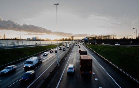 Spitsuur snelweg, Rotterdam door Daan van de Ven (bron: shutterstock.com)