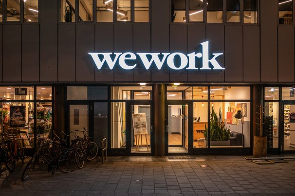 Werkplekken bij WeWork in Amsterdam door Matt Rakowski (bron: Shutterstock)