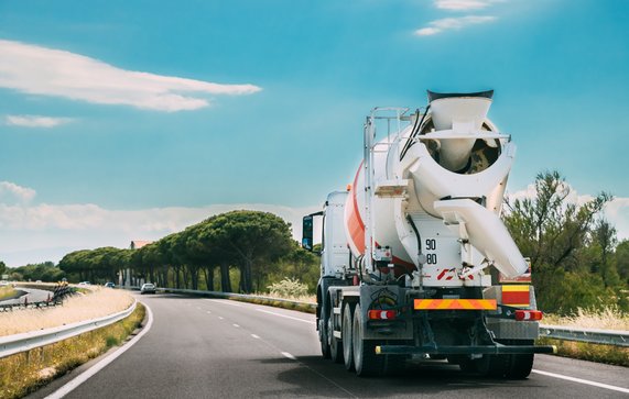 Transport van betonmortel in een cementwagen door Grisha Bruev (bron: Shutterstock)