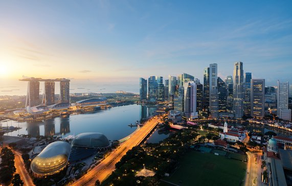 Luchtfoto van Singapore zakenwijk en stad bij schemering in Singapore, Azië door Travelpixs (bron: Shutterstock)