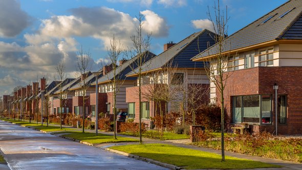 Vrijstaande Nederlandse gezinswoningen met tuinen door Rudmer Zwerver (bron: Shutterstock)