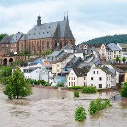 Wateroverlast in Saarburg, Duitsland door Berit Kessler (bron: Shutterstock)