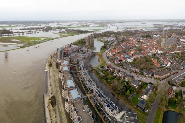 Hoge waterstand in de IJssel rivier door Corlaffra (bron: Shutterstock)