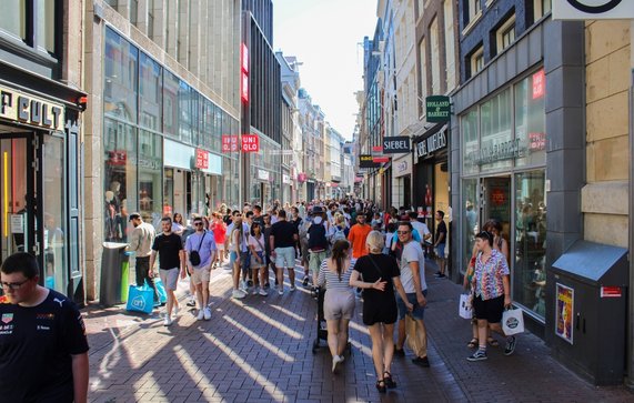 Amsterdam - 10 augustus 2022: Uitzicht op de beroemde winkelstraat de Kalverstraat in de stad Amsterdam, Nederland. door minhanphotos (bron: Shutterstock)