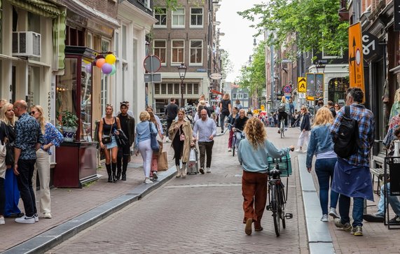 Drukke straat, Amsterdam door Wolf-photography (bron: shutterstock)