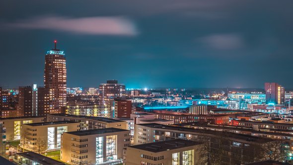 Nachtelijke panorama van Enschede door MarketingCollega.nl (bron: Shutterstock)