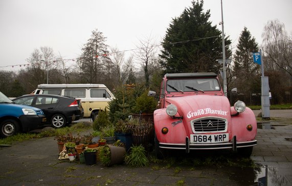 Oude Citroën auto (deux chevaux) in het Hamerkwartier Amsterdam. door Petra Boegheim (bron: shutterstock)