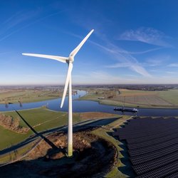 Windmolen naast de rivier de Ijssel door Maarten Zeehandelaar (bron: Shutterstock)