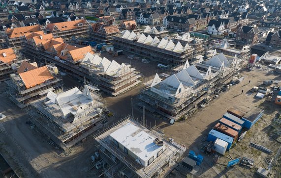 De bouw van de woonwijk Weespersluis in Weesp. door Make more Aerials (bron: Shutterstock)