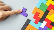 Puzzelstukjes van gekleurde blokken door Jo Panuwat D (bron: Shutterstock)